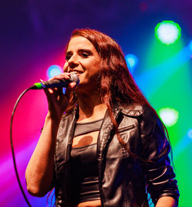 Hlavní zpěvačka Klára Sofia Wolf.